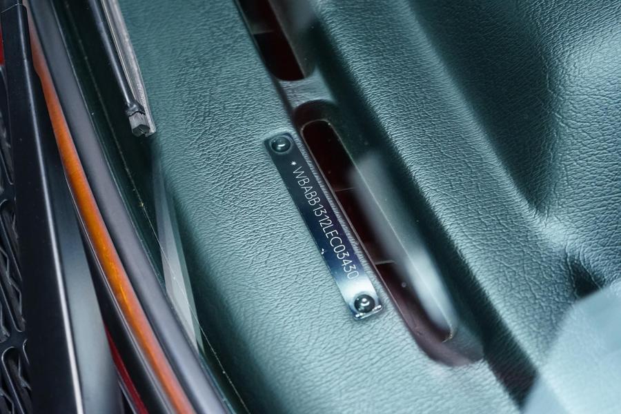 Детали интерьера BMW 325i Convertible (Calypso Red) 1990 года  (фото 161 из 190)